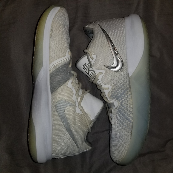 !!!!!!*SOLD*!!!!!!!!Kyrie flytrap white - Picture 3 of 8